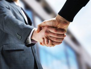 två företagare skakar hand